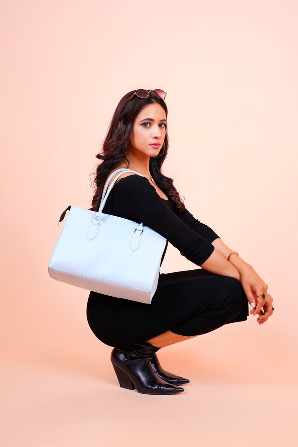 Una donna con una borsa tote bianca in pelle