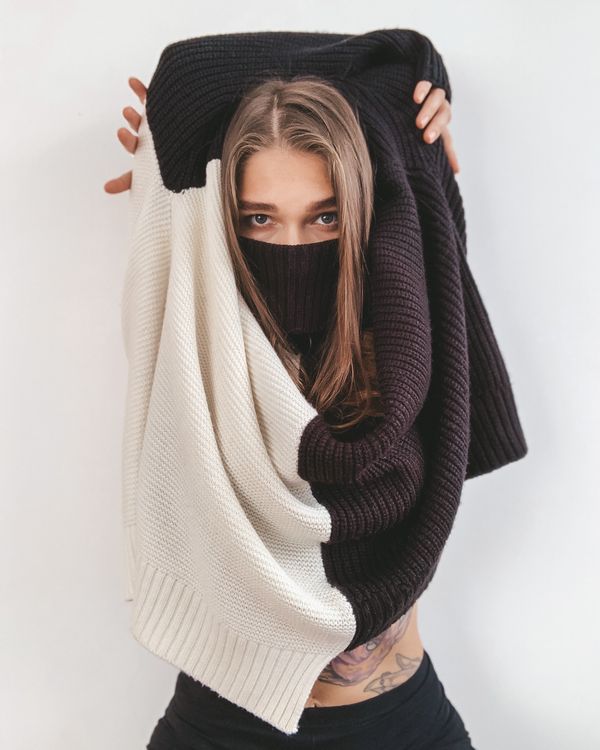 Una donna con un maglione color crema